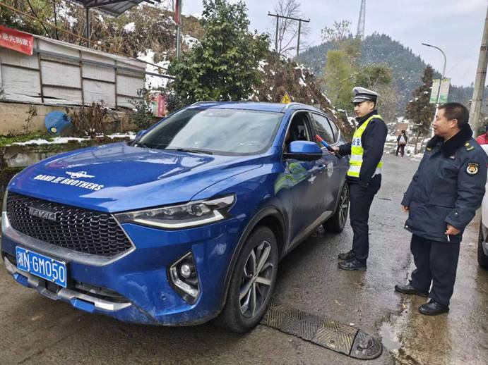 1月26日，梨溪口鄉(xiāng)綜合行政執(zhí)法隊(duì)同片區(qū)派出所開展聯(lián)合執(zhí)勤，對(duì)騎乘摩托車不佩戴安全頭盔，無牌無證、駕駛轎車不系安全帶等違法行為開展勸導(dǎo)和查處。 (4)