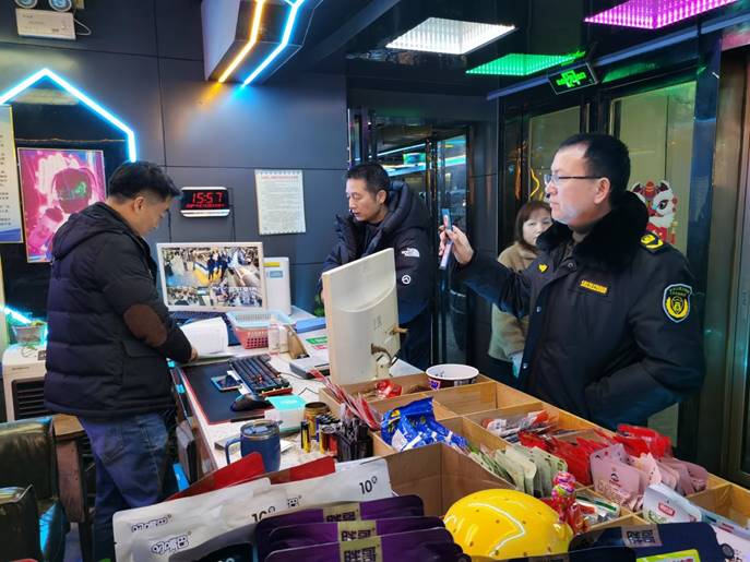 1月25日至26日，文化旅游廣電體育局副局長(zhǎng)左桂華帶隊(duì)，市場(chǎng)管理股、文化綜合執(zhí)法大隊(duì)等7人參加，對(duì)轄區(qū)內(nèi)網(wǎng)吧、KTV，電子游樂場(chǎng)所進(jìn)行安全生產(chǎn)檢查，督促經(jīng)營(yíng)場(chǎng)所加強(qiáng)消防安全自查及員工安全知識(shí)培訓(xùn)、演練。 (3)